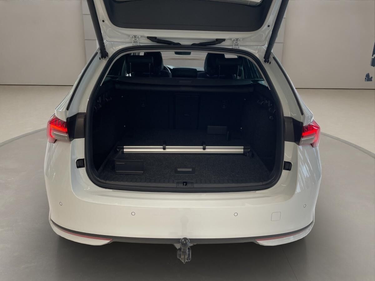 Skoda Octavia Combi Tour SOFORT VERFÜGBAR! ACC AHK Navi 360° eHeck Matrix