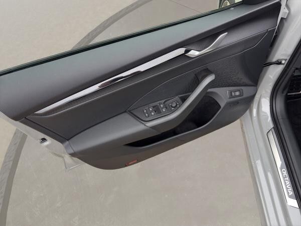 Skoda Octavia SOFORT VERFÜGBAR ! Combi RS Navi Pano DCC AHK 360° eHeck