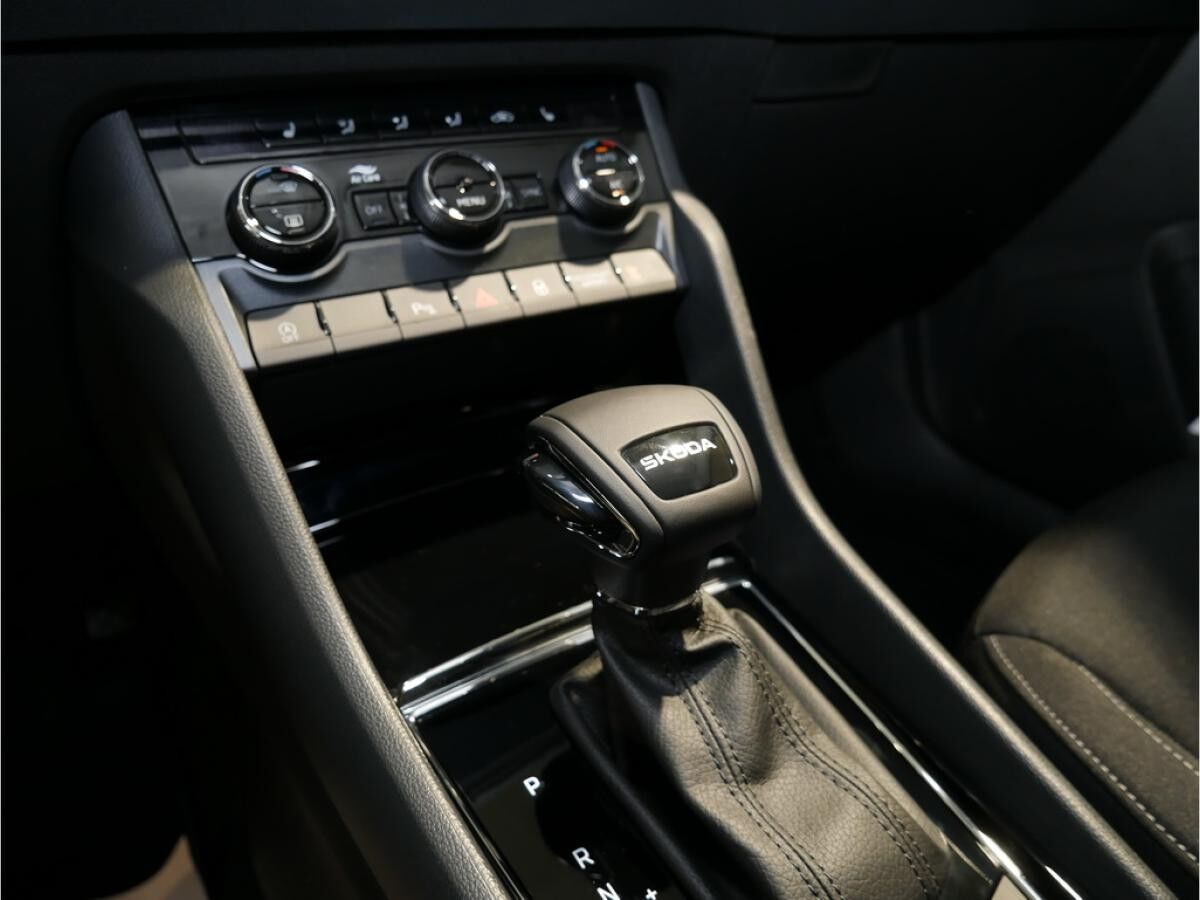 Skoda Karoq 1.5 TSI Tour DSG AHK Kessy Navi RüKa Sitzh