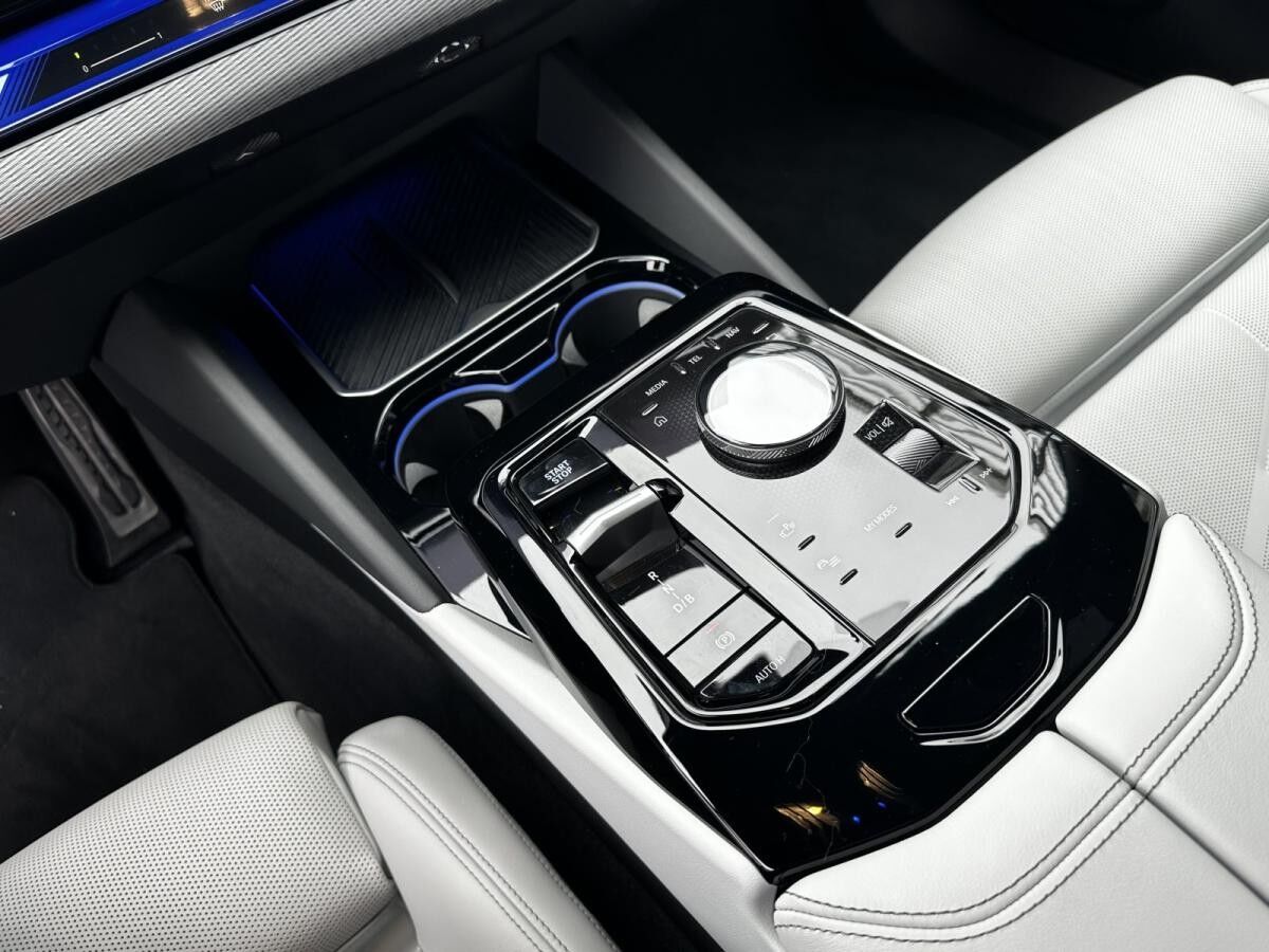 BMW i5 eDrive40 Touring M Sport //Autobahnassistent Pano