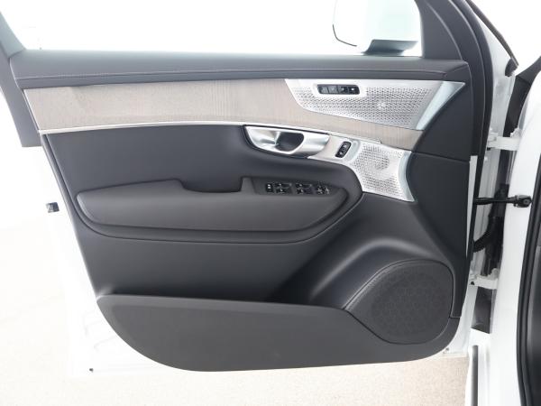 Volvo XC90 T8/ Ultra Bright/ Luft/B&W/ 22"/SOFORT/0,5% Volvo XC90 T8/ Ultra Bright/ Luft/B&W/ 22"/SOFORT/0,5%