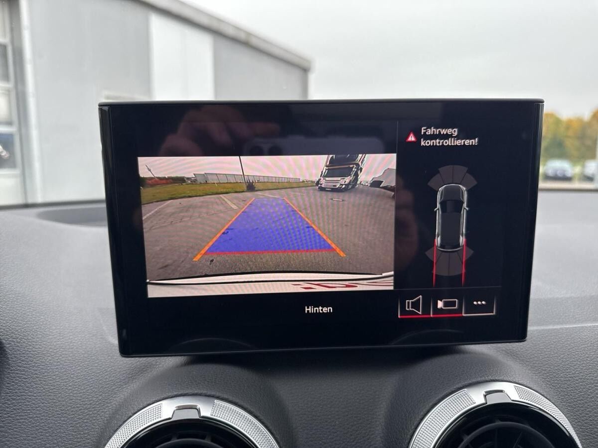 Audi Q2 advanced 35 TFSI Stdhzg AHK ACC Matrix Navi