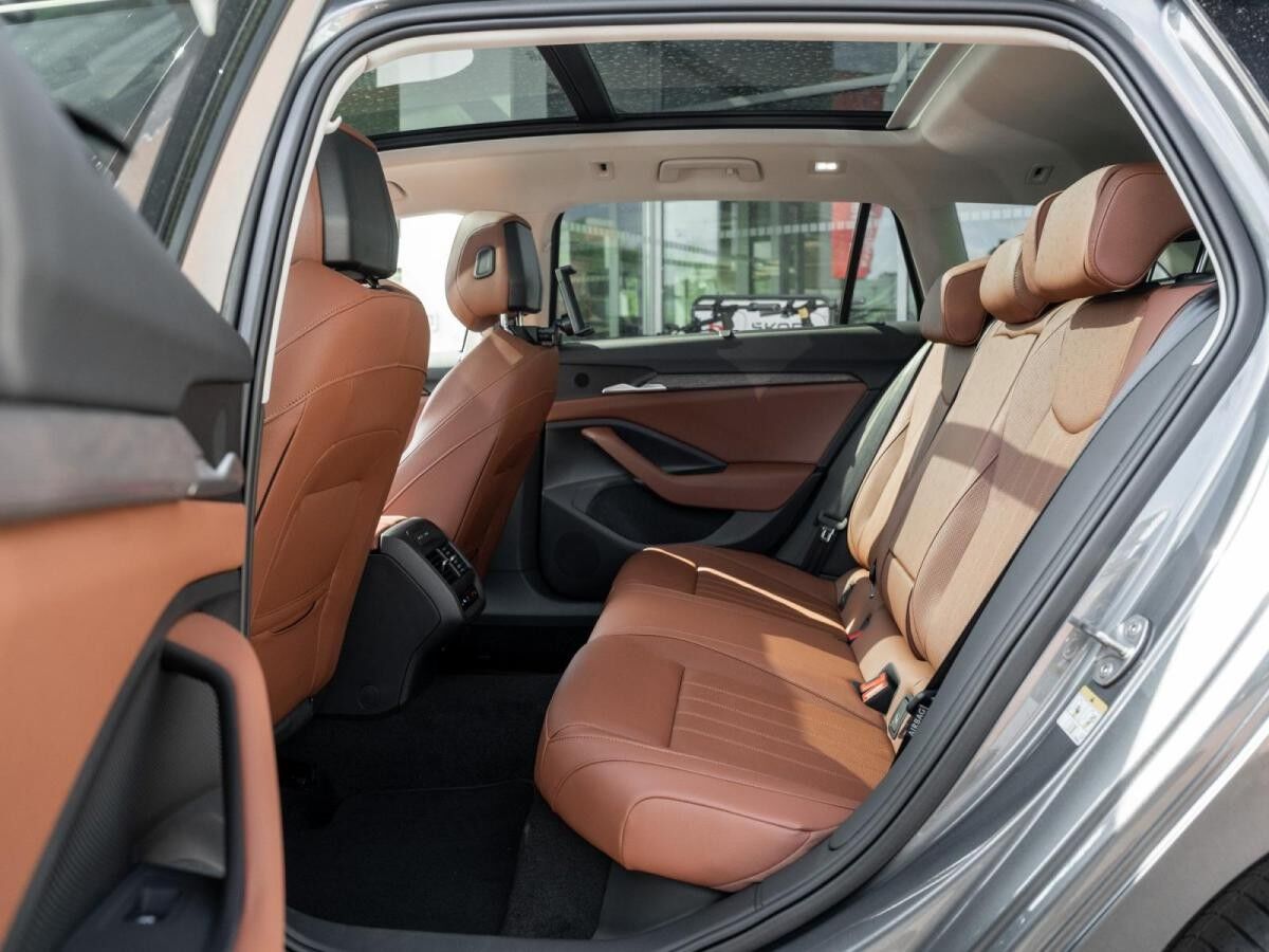 Skoda Superb Combi Selection 2.0 TDI DSG AHK Kam. LM