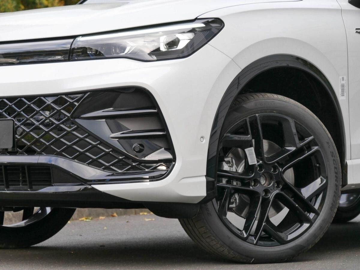 Volkswagen Tiguan R-Line 2,0TDI 4MOTION DSG Pano,AHK Lagerwagen !