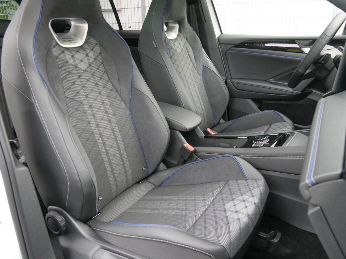 Volkswagen Tiguan R-Line 2,0TDI 4MOTION DSG Pano,AHK Lagerwagen !