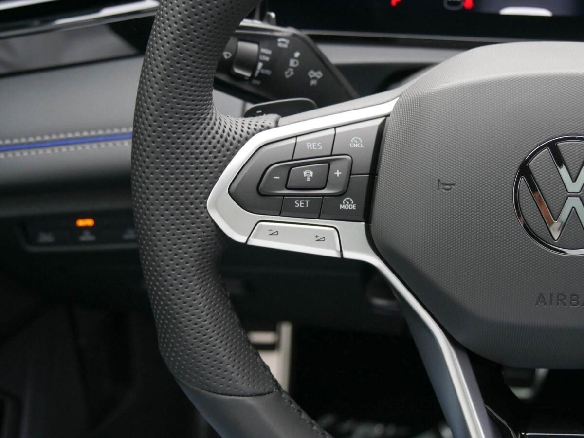 Volkswagen Tiguan R-Line 2,0TDI 4MOTION DSG Pano,AHK Lagerwagen !