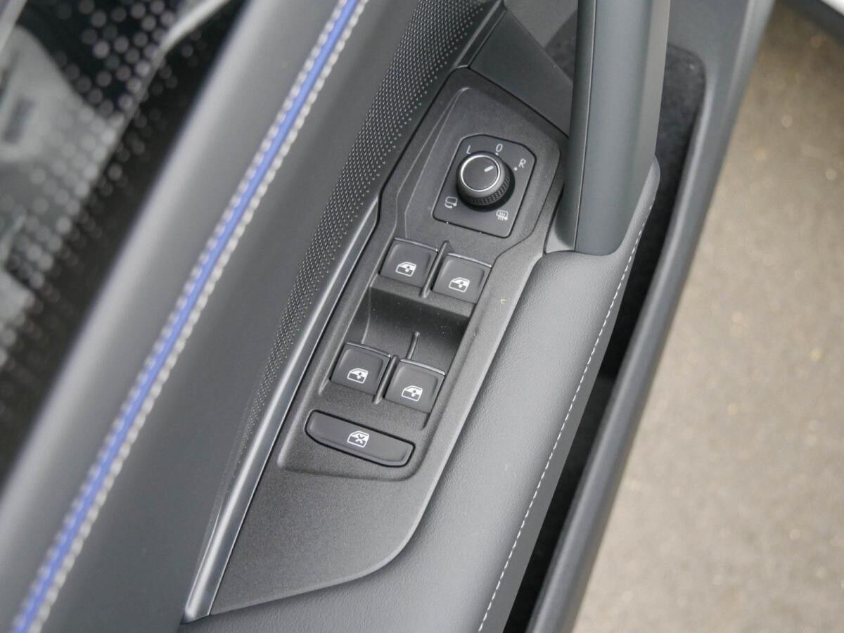 Volkswagen Tiguan R-Line 2,0TDI 4MOTION DSG Pano,AHK Lagerwagen !