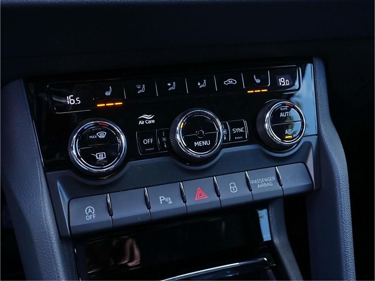 Skoda Karoq Selection 2,0l TDI * LED AHK RFK KLIMA**