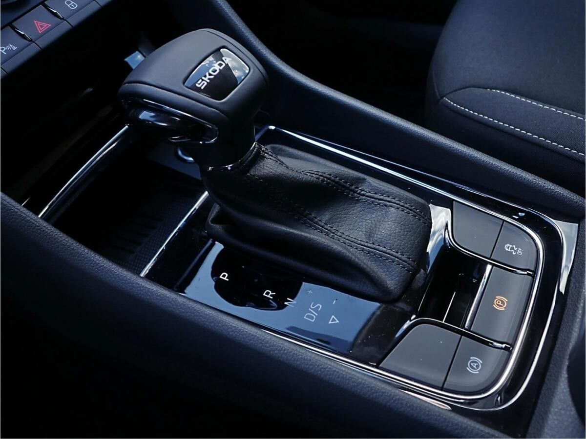 Skoda Karoq Selection 2,0l TDI * LED AHK RFK KLIMA**