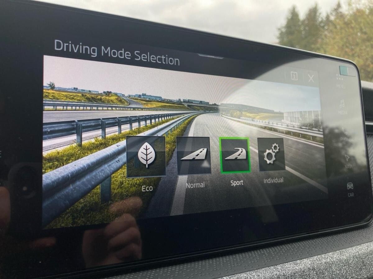 Skoda Kamiq Tour 1.0TSI DSG.NAVI.PDC.LaneA.SignA.AHK.SmartLink+.WIRELESS.DAB