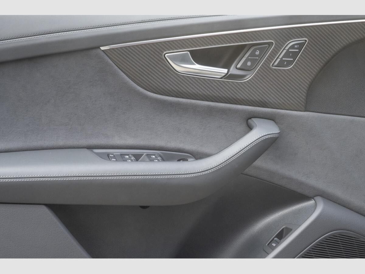 Audi RS Q8 Facelift/Black+/Sportaga/Laser/360°/23Zoll/HuD/OLED Audi RS Q8 Facelift/Black+/Sportaga/Laser/360°/23Zoll/HuD/OLED