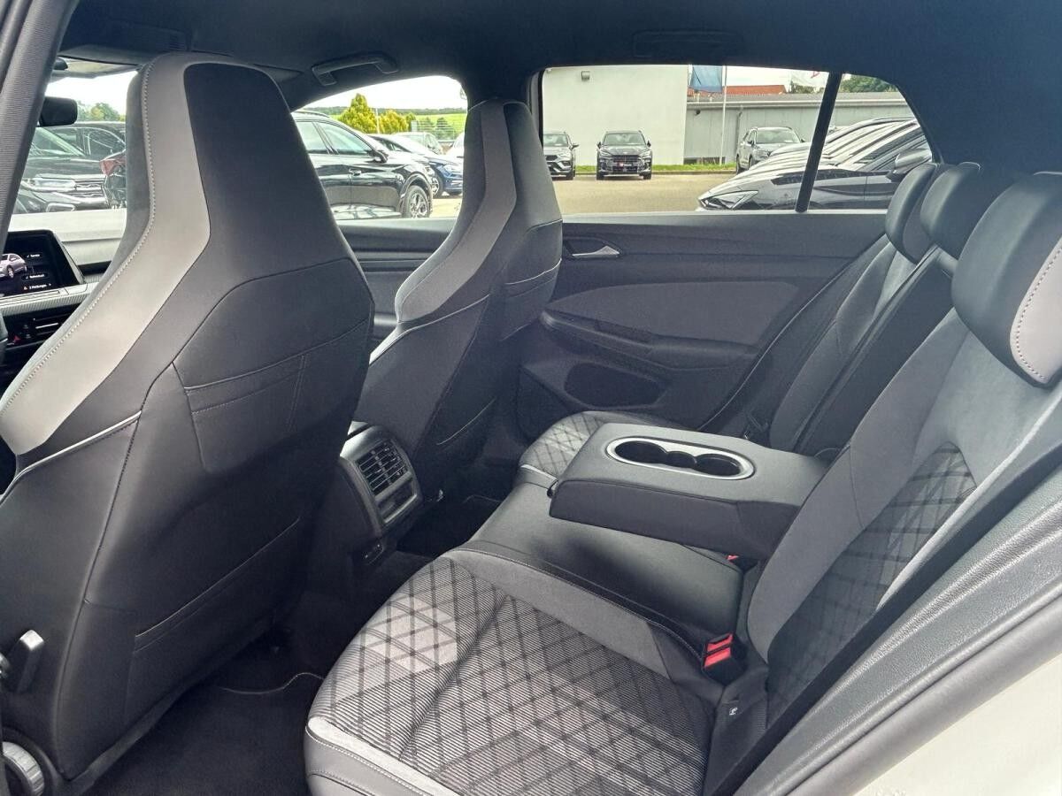 Volkswagen Golf 1.5 TSI R-LINE ACC LED KAMERA APPLE-CAR-PLAY