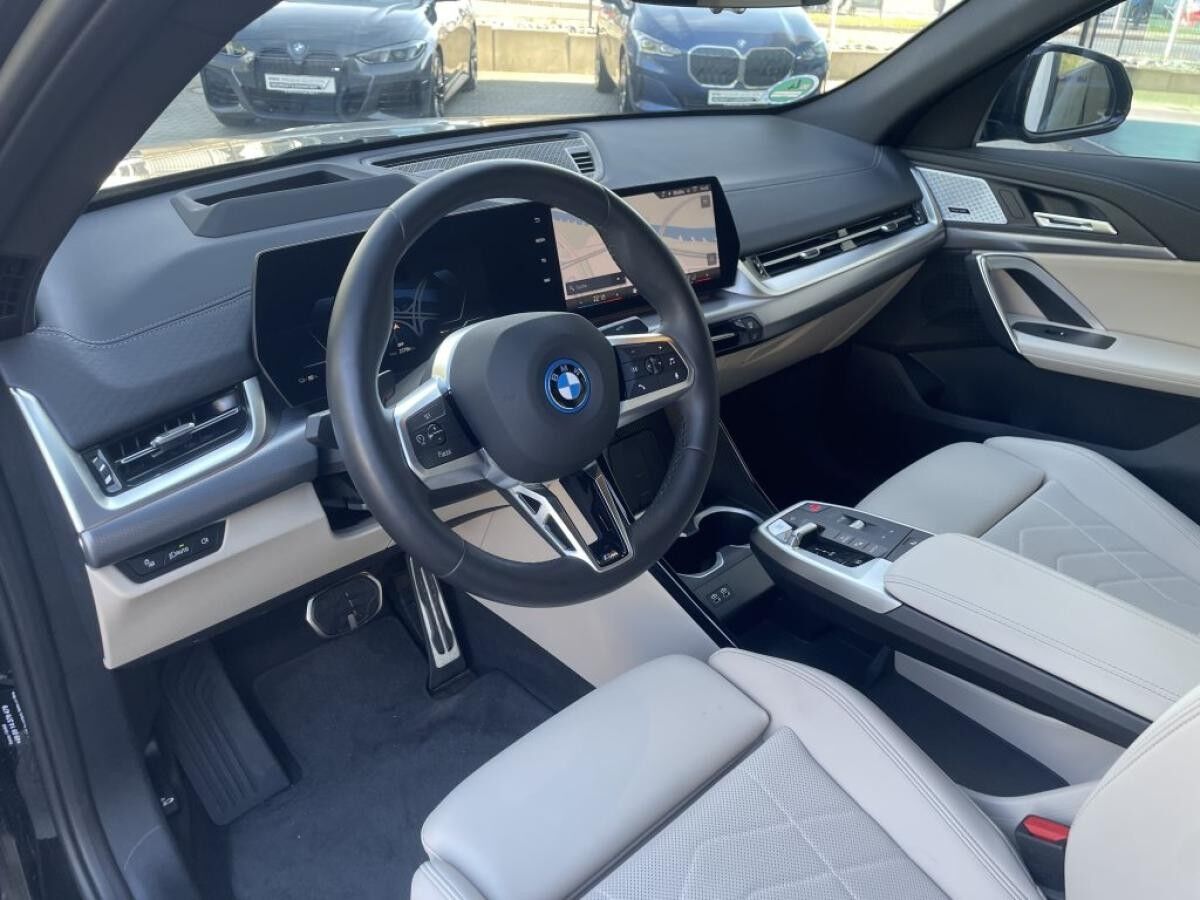 BMW iX2 eDrive20 || M Sport Pro || 360°AHK ACC HK eSitze
