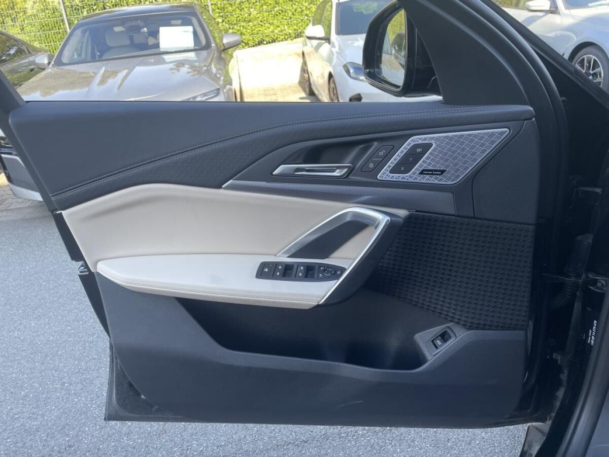 BMW iX2 eDrive20 || M Sport Pro || 360°AHK ACC HK eSitze