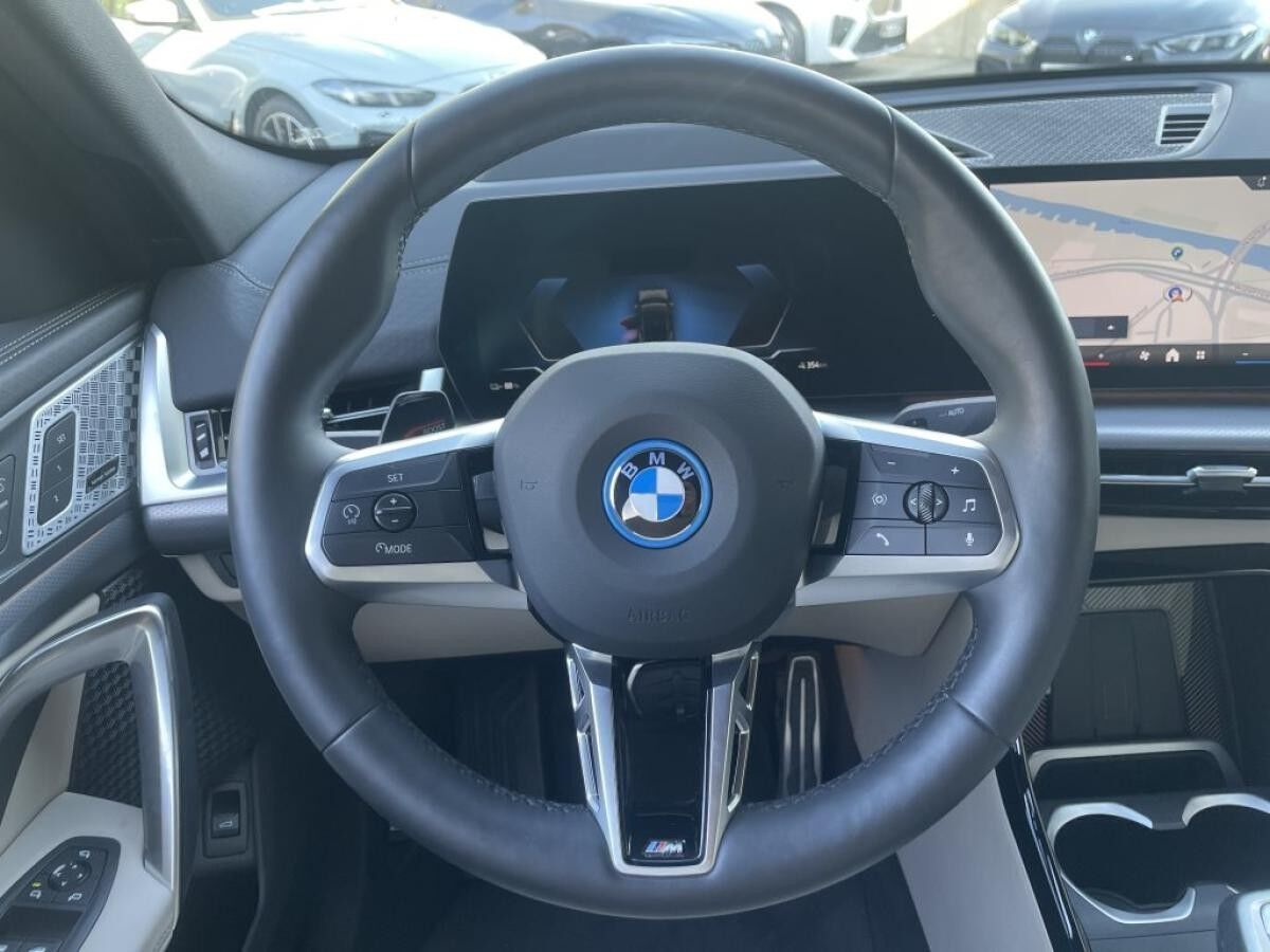 BMW iX2 eDrive20 || M Sport Pro || 360°AHK ACC HK eSitze