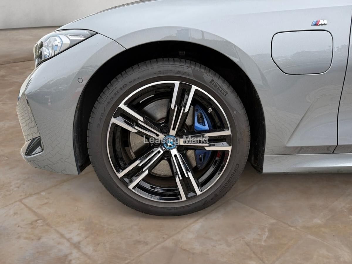 BMW 330 e Touring M Sport / NP= 76.680,- / AHK /