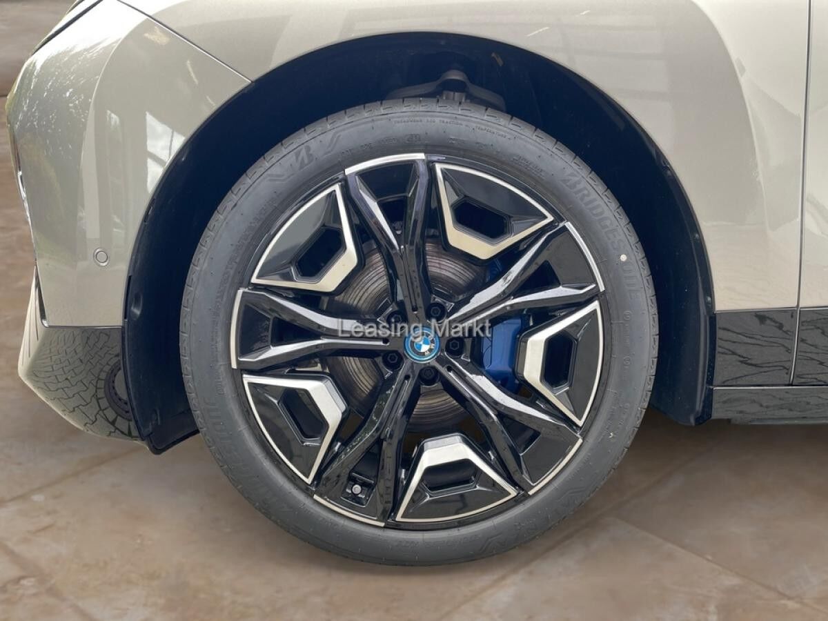 BMW ix xDrive50 Sportpaket / NP= 121.550,- / AHK /