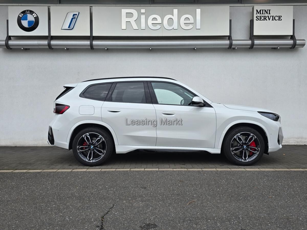 BMW iX1 xDrive30 Navi Tempom.aktiv Panoramadach Bluetooth PDC BMW iX1 xDrive30 Navi Tempom.aktiv Panoramadach Bluetooth PDC