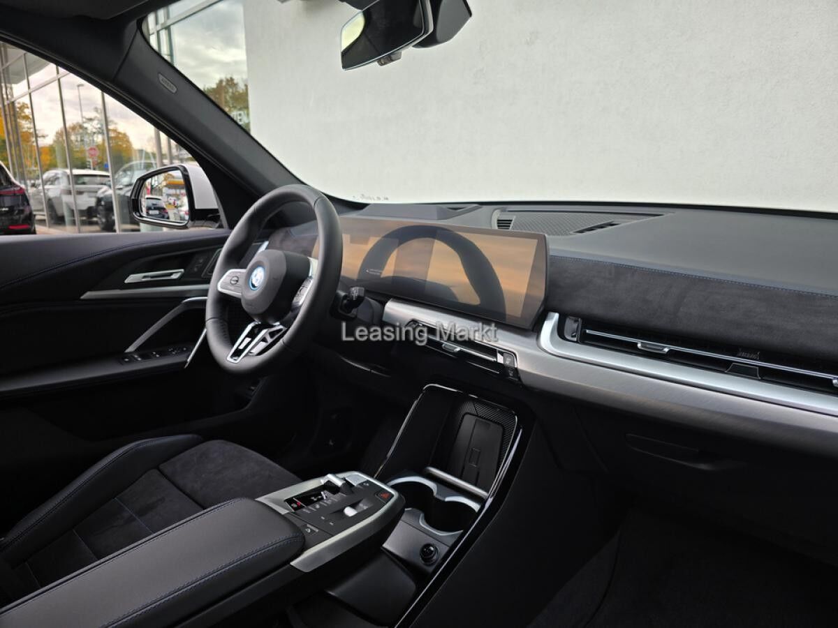 BMW iX1 xDrive30 Navi Tempom.aktiv Panoramadach Bluetooth PDC BMW iX1 xDrive30 Navi Tempom.aktiv Panoramadach Bluetooth PDC