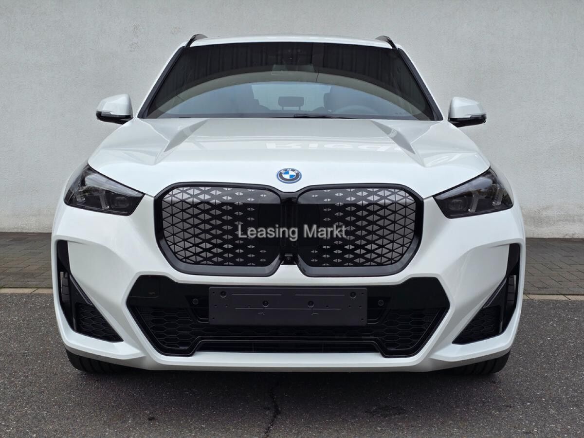 BMW iX1 xDrive30 Navi Tempom.aktiv Panoramadach Bluetooth PDC BMW iX1 xDrive30 Navi Tempom.aktiv Panoramadach Bluetooth PDC