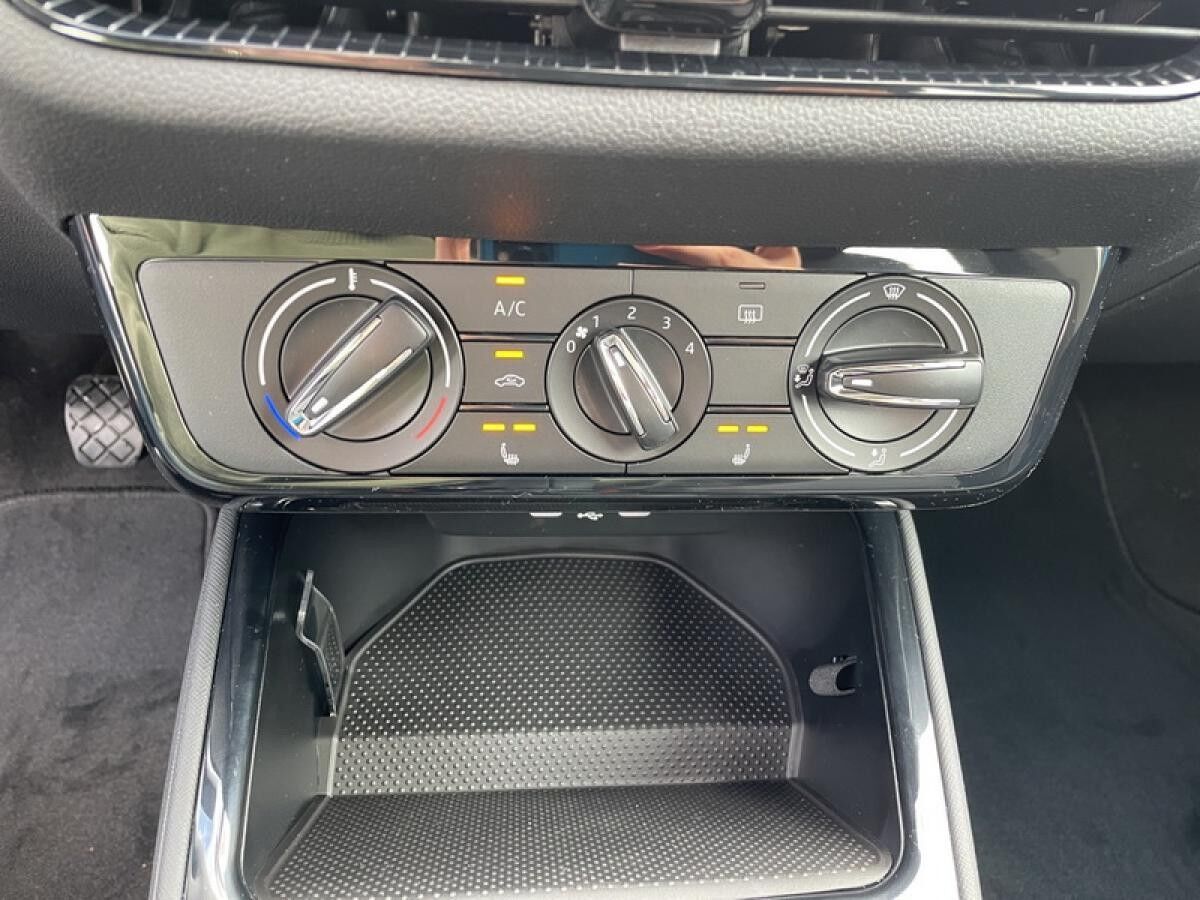 Skoda Fabia 1.0 TSI **PRIVAT**SOFORT** l DAB l LED l SHZ l PDChi l KLIMA l