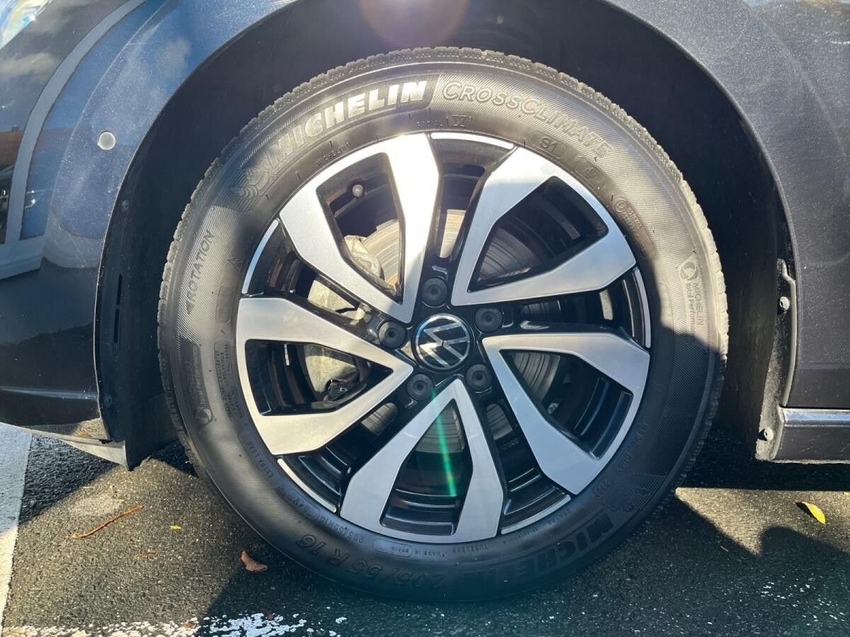 Volkswagen Golf VIII Active 2.0 TDI DSG / Pano, Matrix, AHK