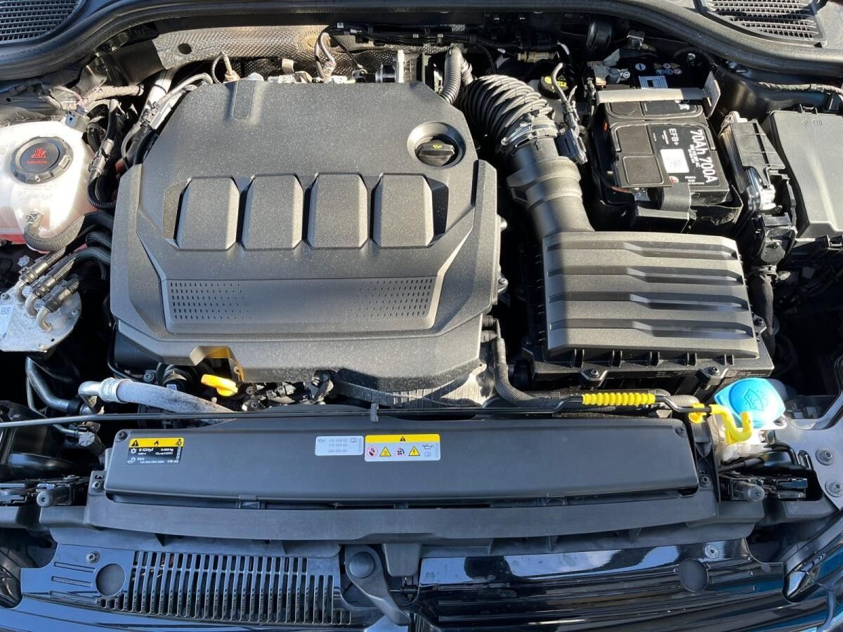 Volkswagen Golf VIII Active 2.0 TDI DSG / Pano, Matrix, AHK