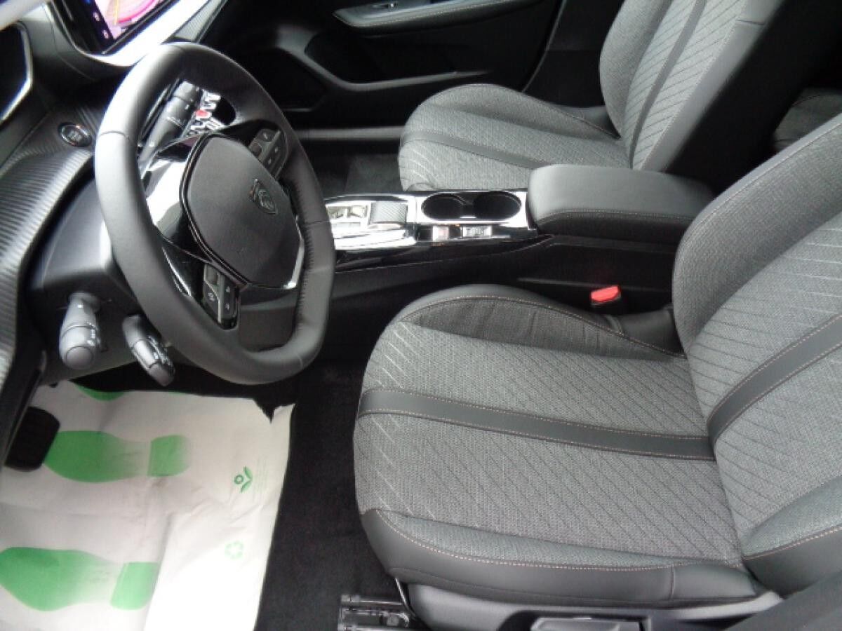Peugeot 208 Elektromotor 156 Allure OBC, Navi, Sitzheizung