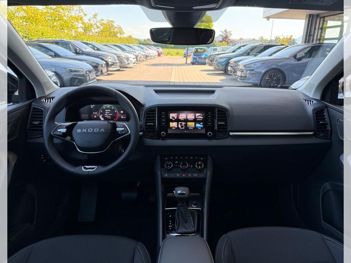 Skoda Karoq SELECTION 1.5 TSI DSG (UVP 43.359€ /KW48/25) AHK/PARK/WINTER/KESSY/230V/4J.GARA./UVM.