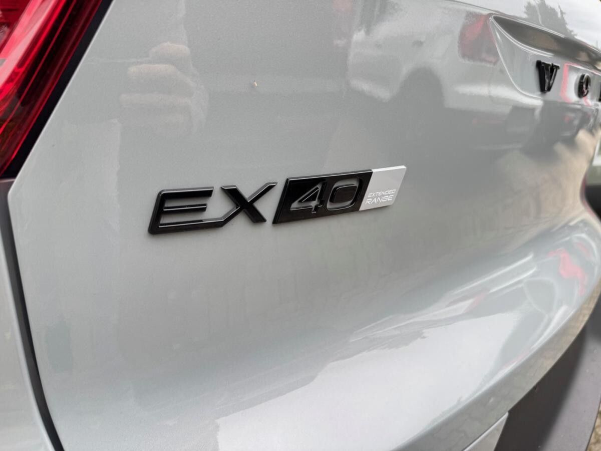 Volvo EX40 Single Motor Extended Range PLUS - BLACK EDITION - Inkl. Anhängerkupplung! - Sofort lieferbar