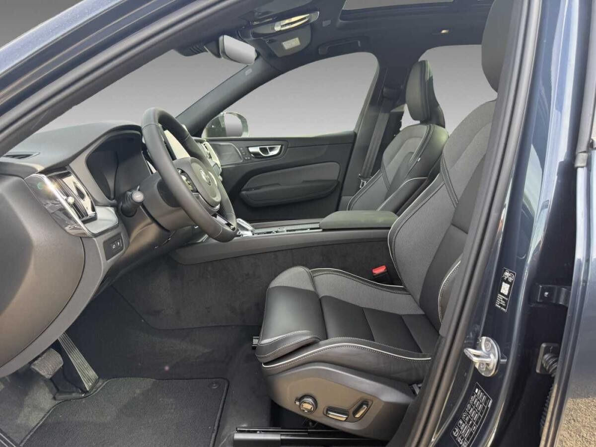 Volvo XC60 T6 Plus Black Edition+360°+HUD+Licht+Lagom