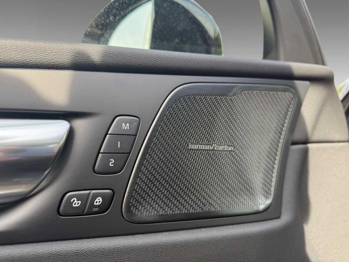 Volvo XC60 T6 Plus Black Edition+360°+HUD+Licht+Lagom
