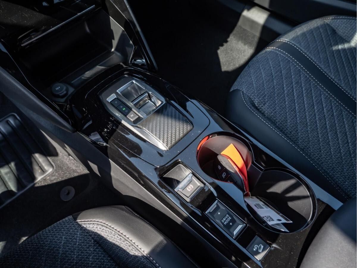 Peugeot 2008 Allure Hybrid 145 e-DSC6 ALLWETTER*ACC*KAMERA*