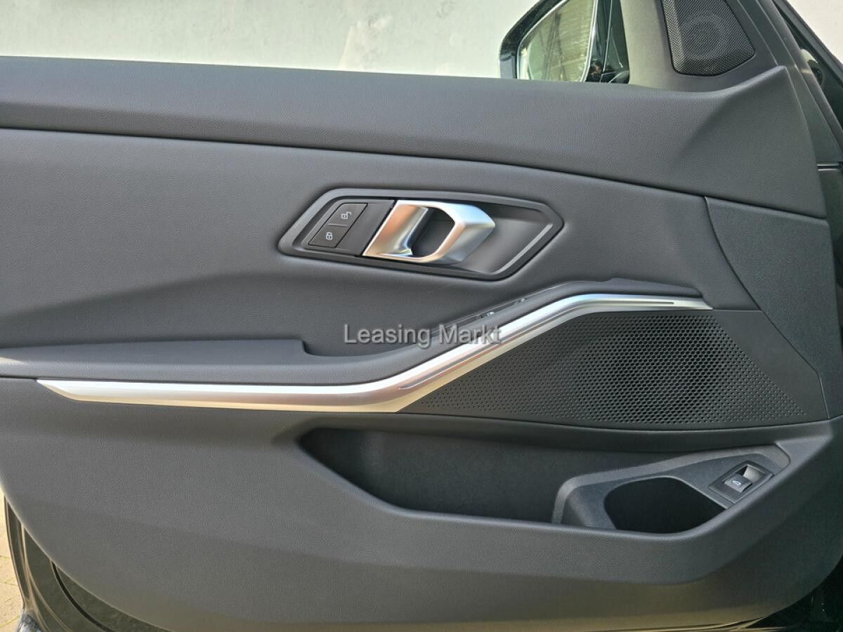 BMW 318 i Touring Auto Navi Tempom.aktiv Bluetooth PDC MP3 Schn.