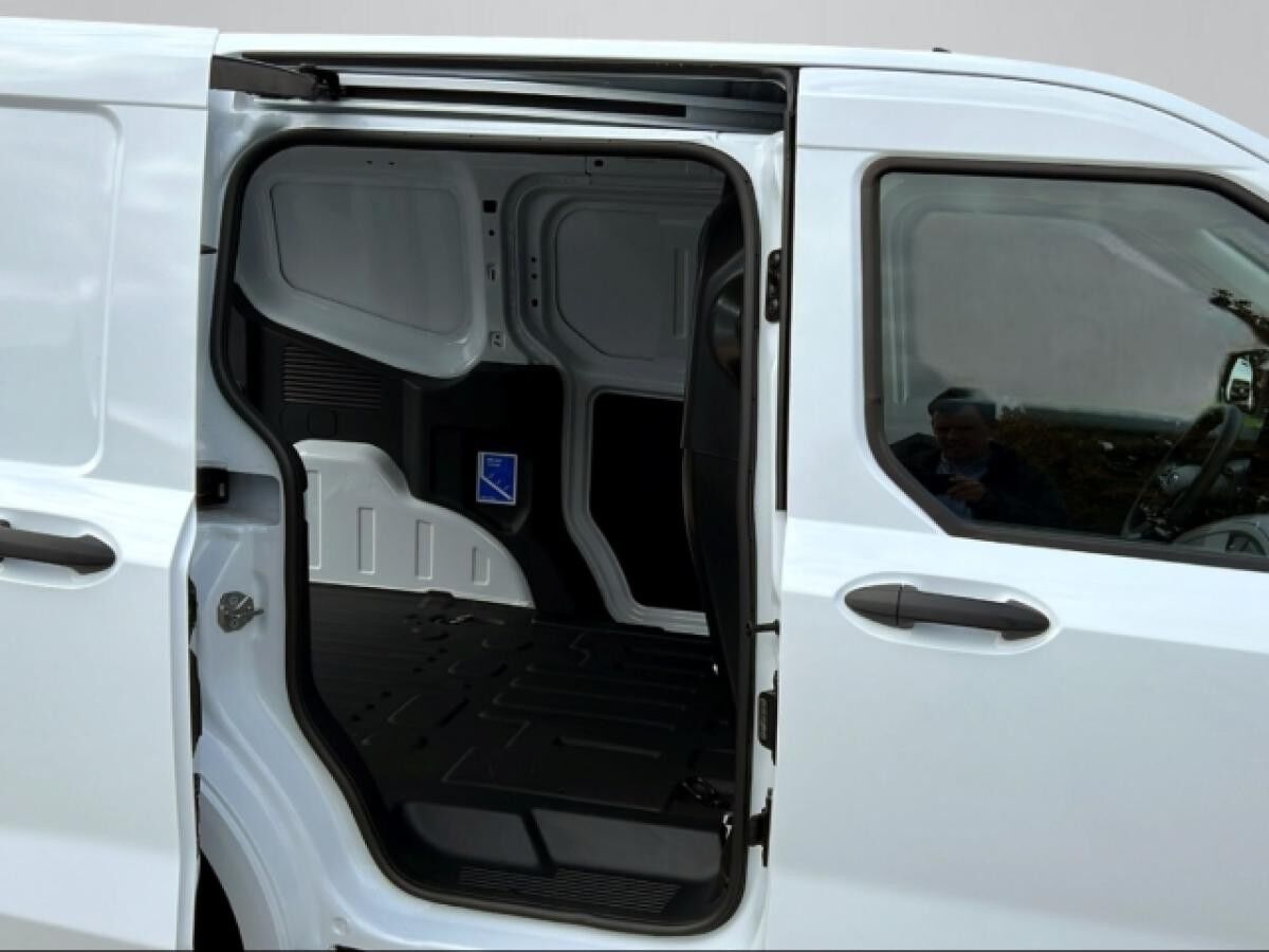 Ford Transit Courier Trend Ganzjahresreifen LED-Laderaumbeleuchtung