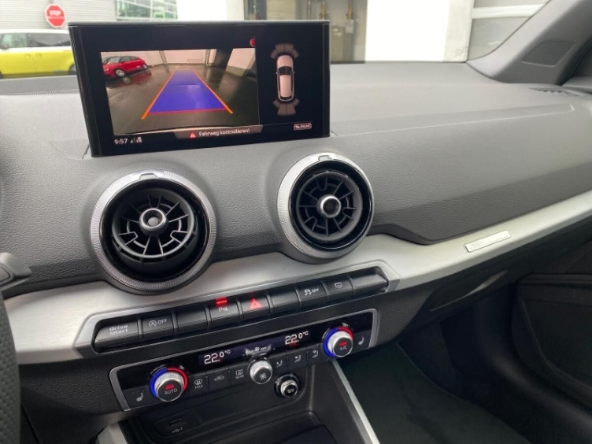 Audi Q2 S-LINE (2X) 35TFSI S-TRONIC NAVI RÜFA SHZ 18'' KOMFORTPAKET PLUS ASSISTENZP.PARKEN