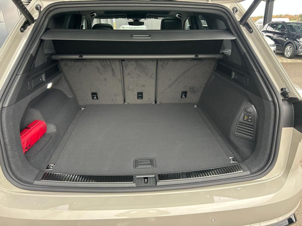 Volkswagen Touareg 3.0 TDI DSG 4Motion R-Line MATRIX AHK PANO