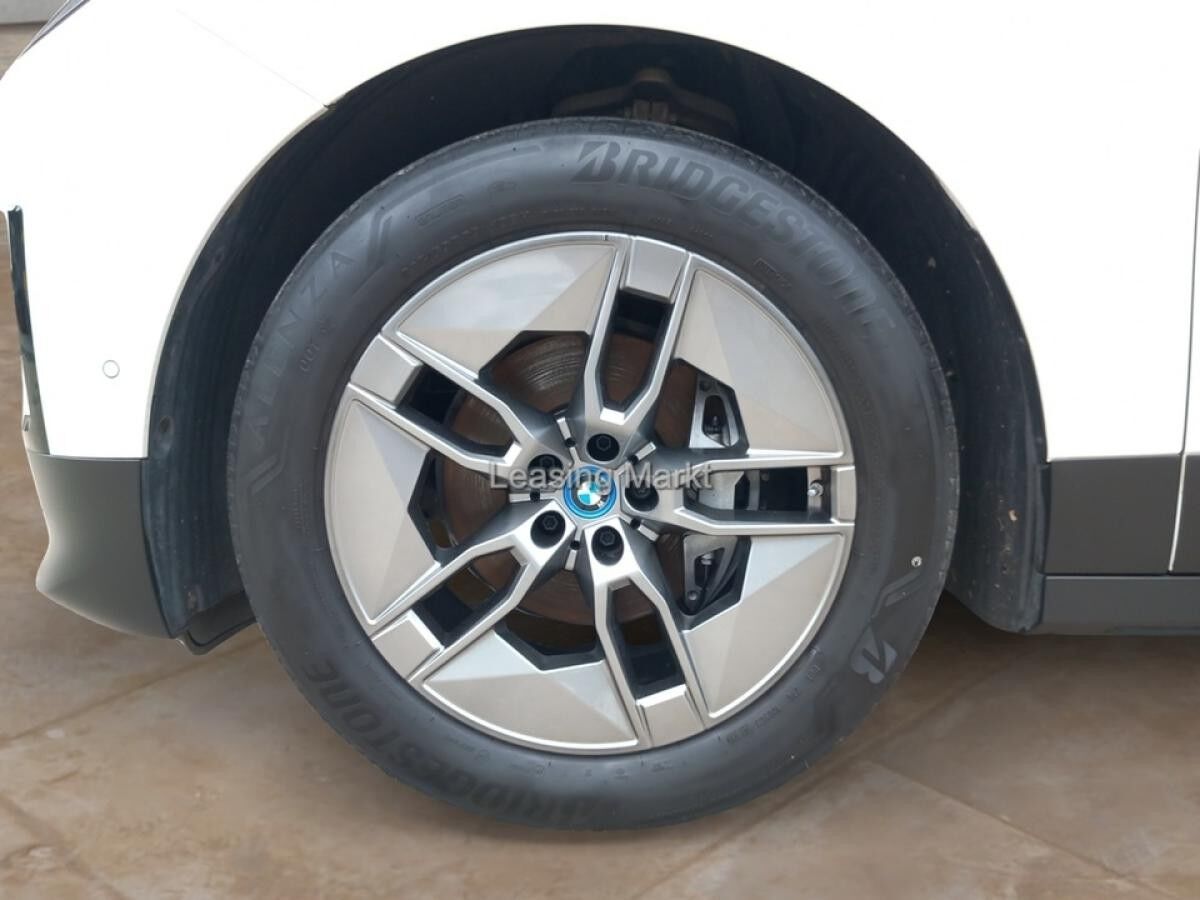BMW ix xDrive40 Klimaaut. AHK Komfortzugang