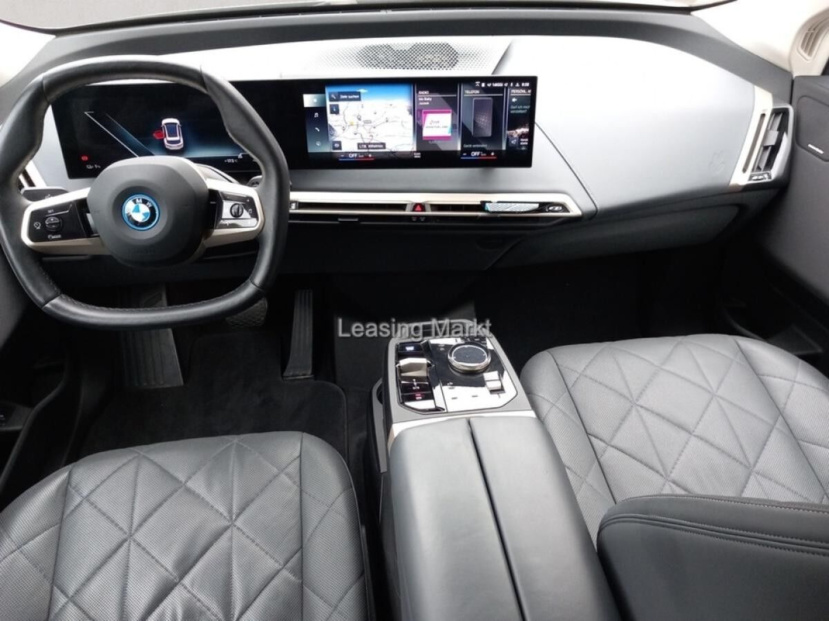 BMW ix xDrive40 Klimaaut. AHK Komfortzugang