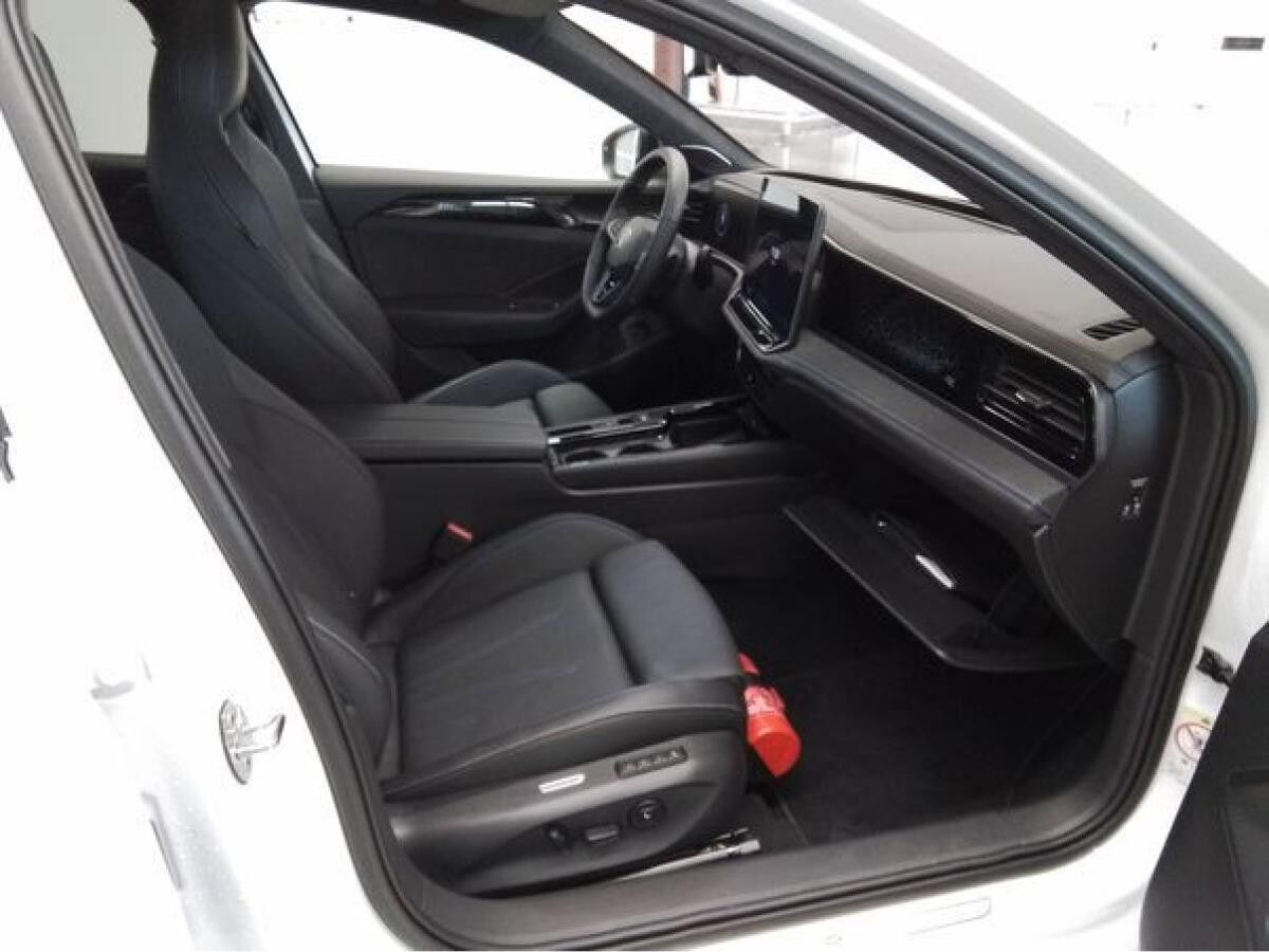 Volkswagen Passat Variant R-LINE 1.5 TSI eHybrid LEDER AHK PANO Volkswagen Passat Variant R-LINE 1.5 TSI eHybrid LEDER AHK PANO