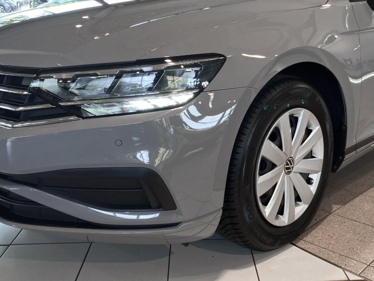 Volkswagen Passat Variant 1.5 TSI DSG Ganzjahresreifen Rear View AppConnect