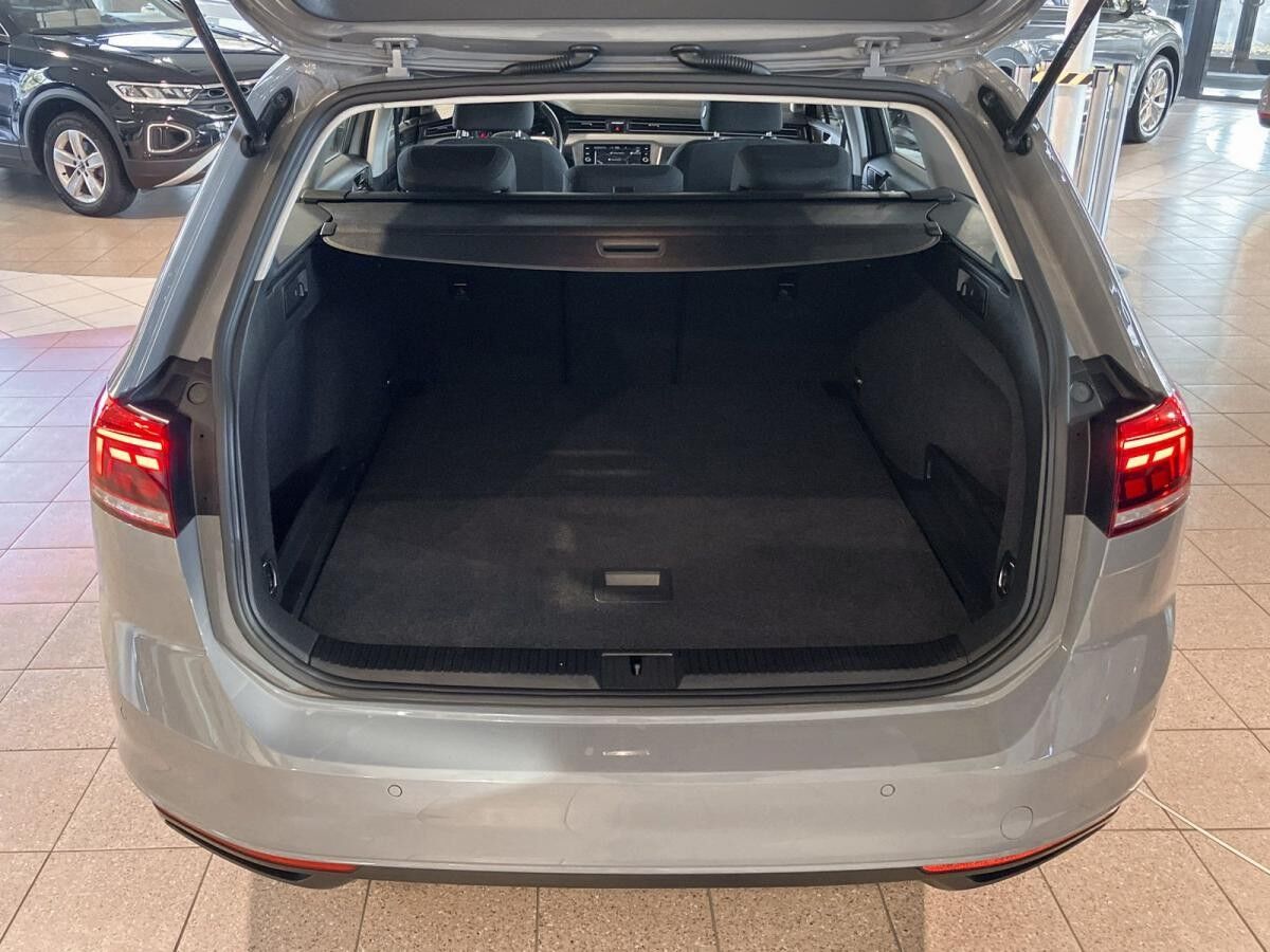 Volkswagen Passat Variant 1.5 TSI DSG Ganzjahresreifen Rear View AppConnect