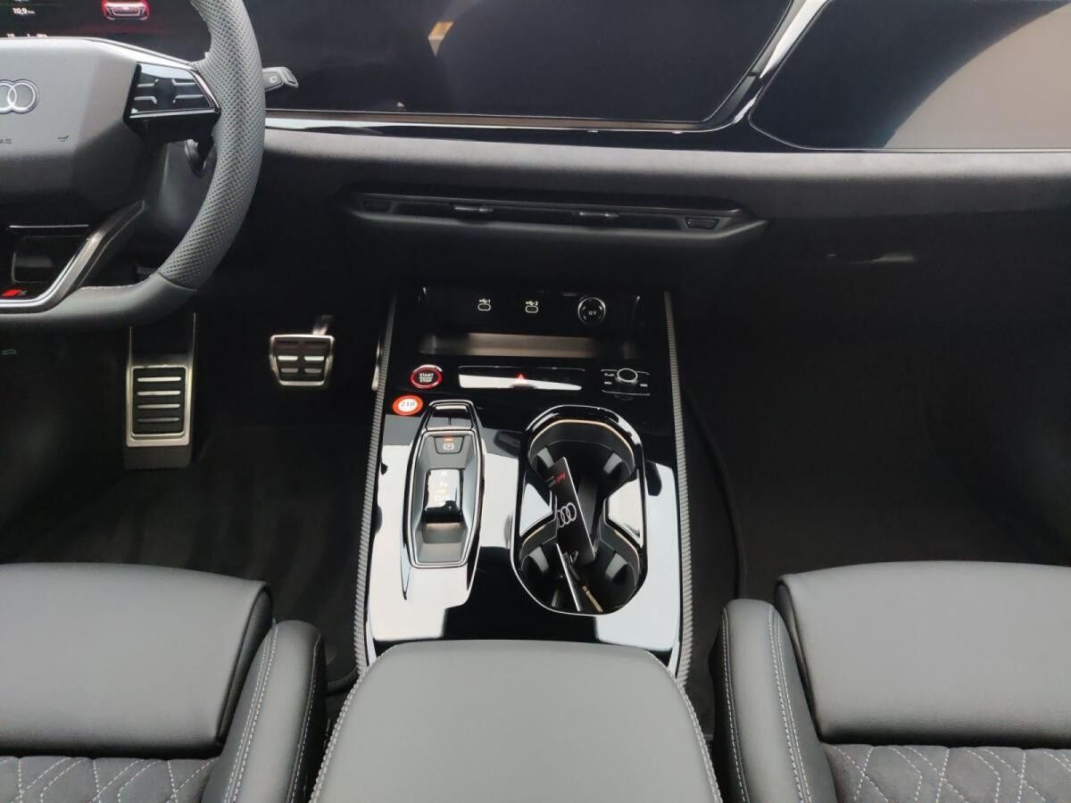 Audi A5 Avant e-hybrid quattro S tronic Audi A5 Avant e-hybrid quattro S tronic