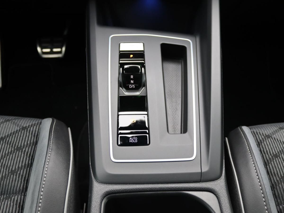 Volkswagen Golf VIII R-Line 2.0TDI DSG/ Navi, App, RFK, LED