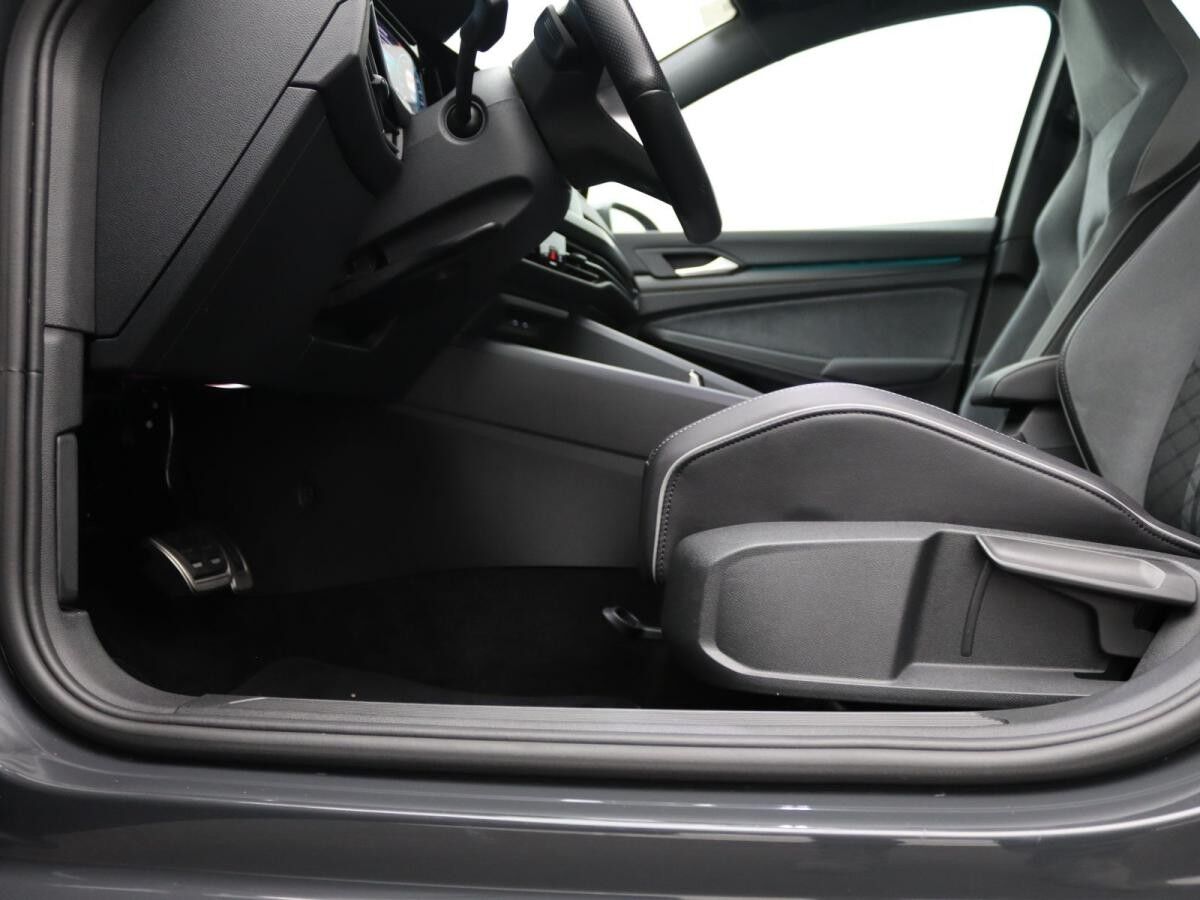 Volkswagen Golf VIII R-Line 2.0TDI DSG/ Navi, App, RFK, LED