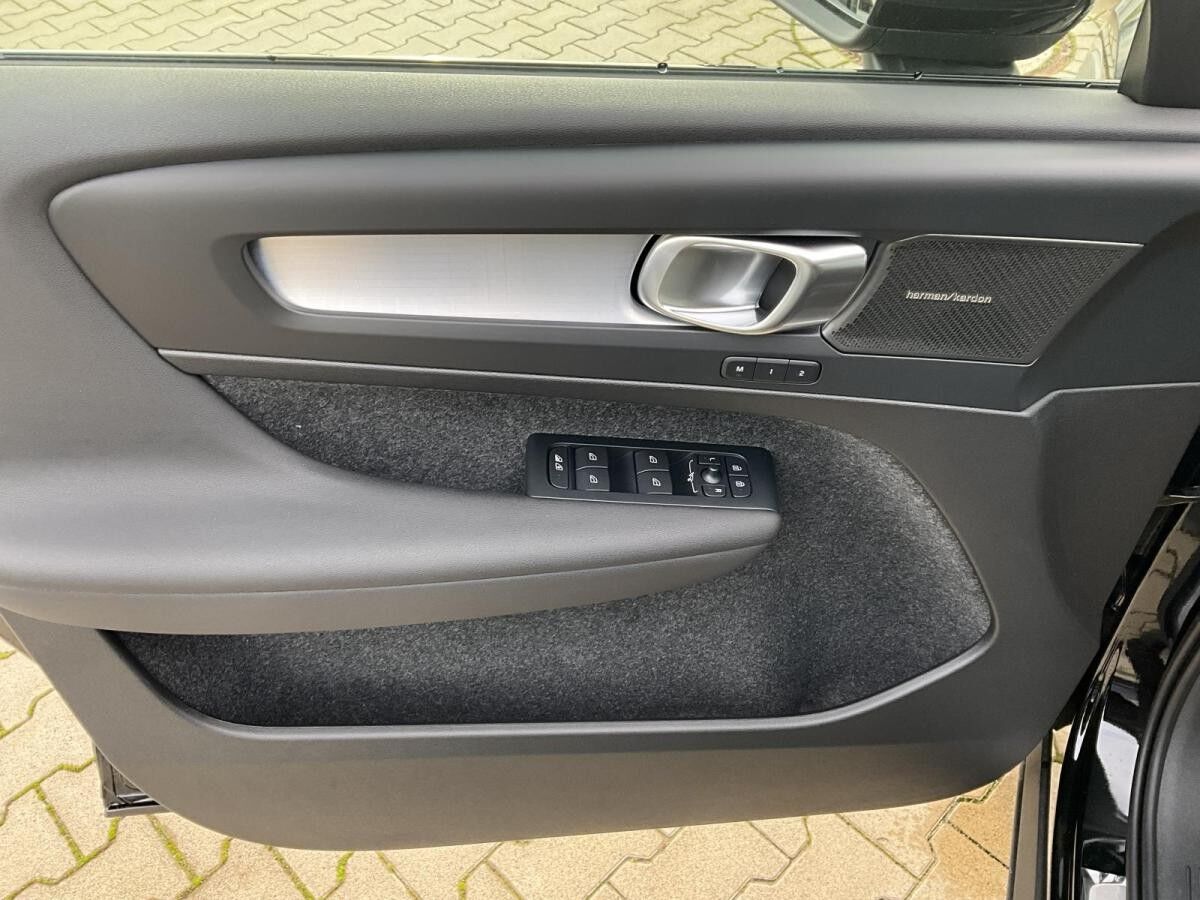 Volvo XC40 B3 Plus Black Edition *Sofort Verfügbar*