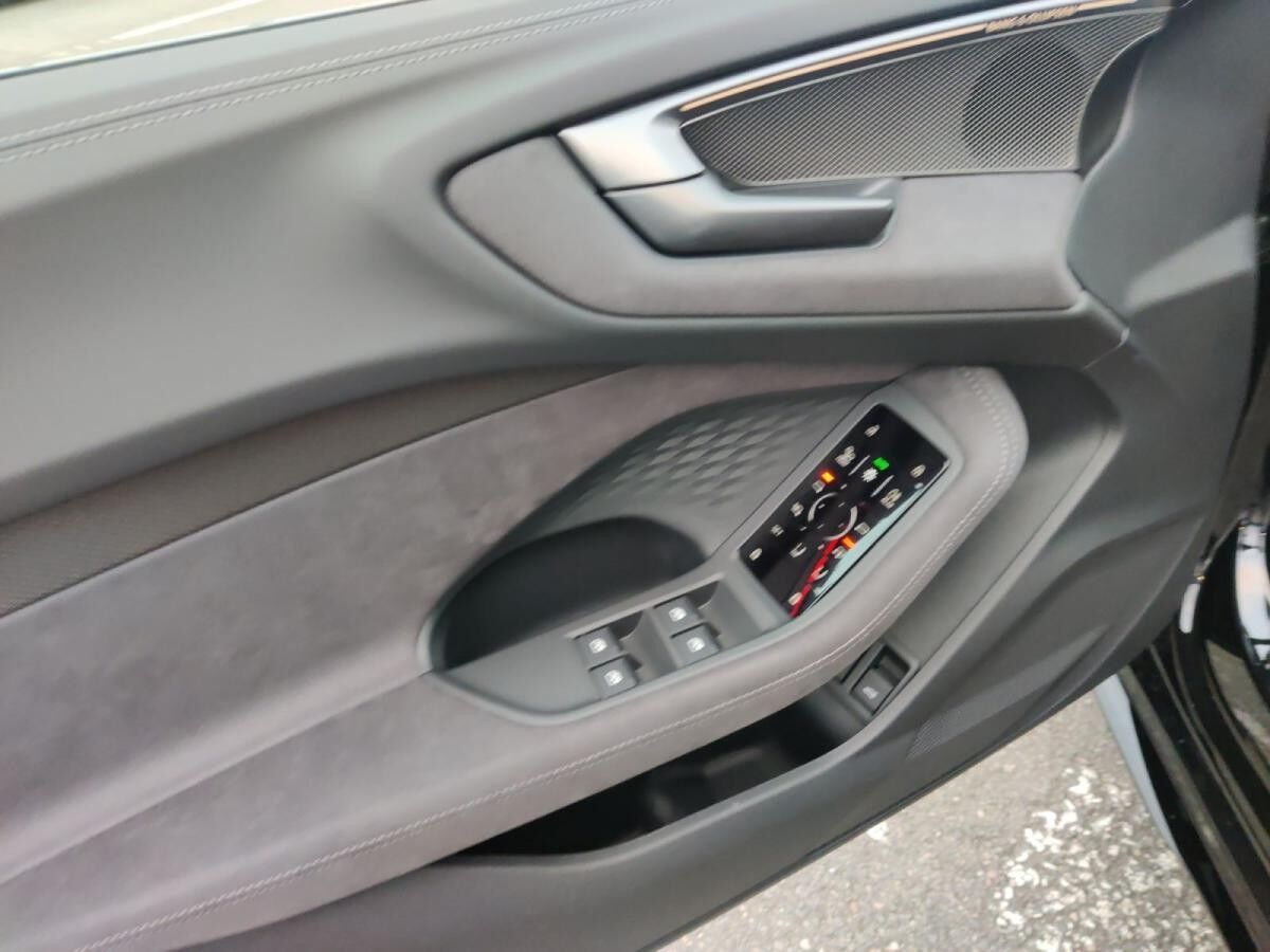 Audi A5 Avant e-hybrid quattro S tronic Audi A5 Avant e-hybrid quattro S tronic