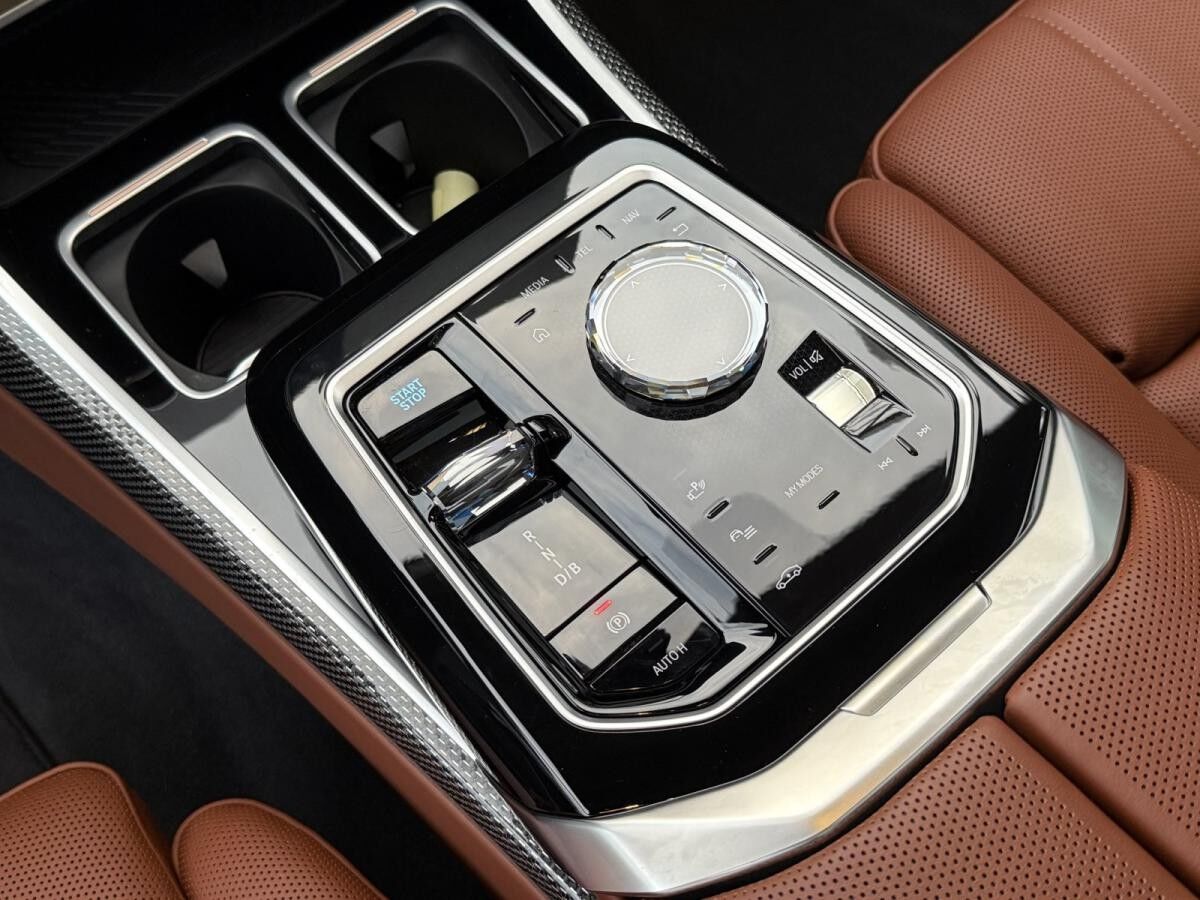 BMW i7 M70 xDrive //Automatiktüren B&W UPE Euro 217.640,- inkl.