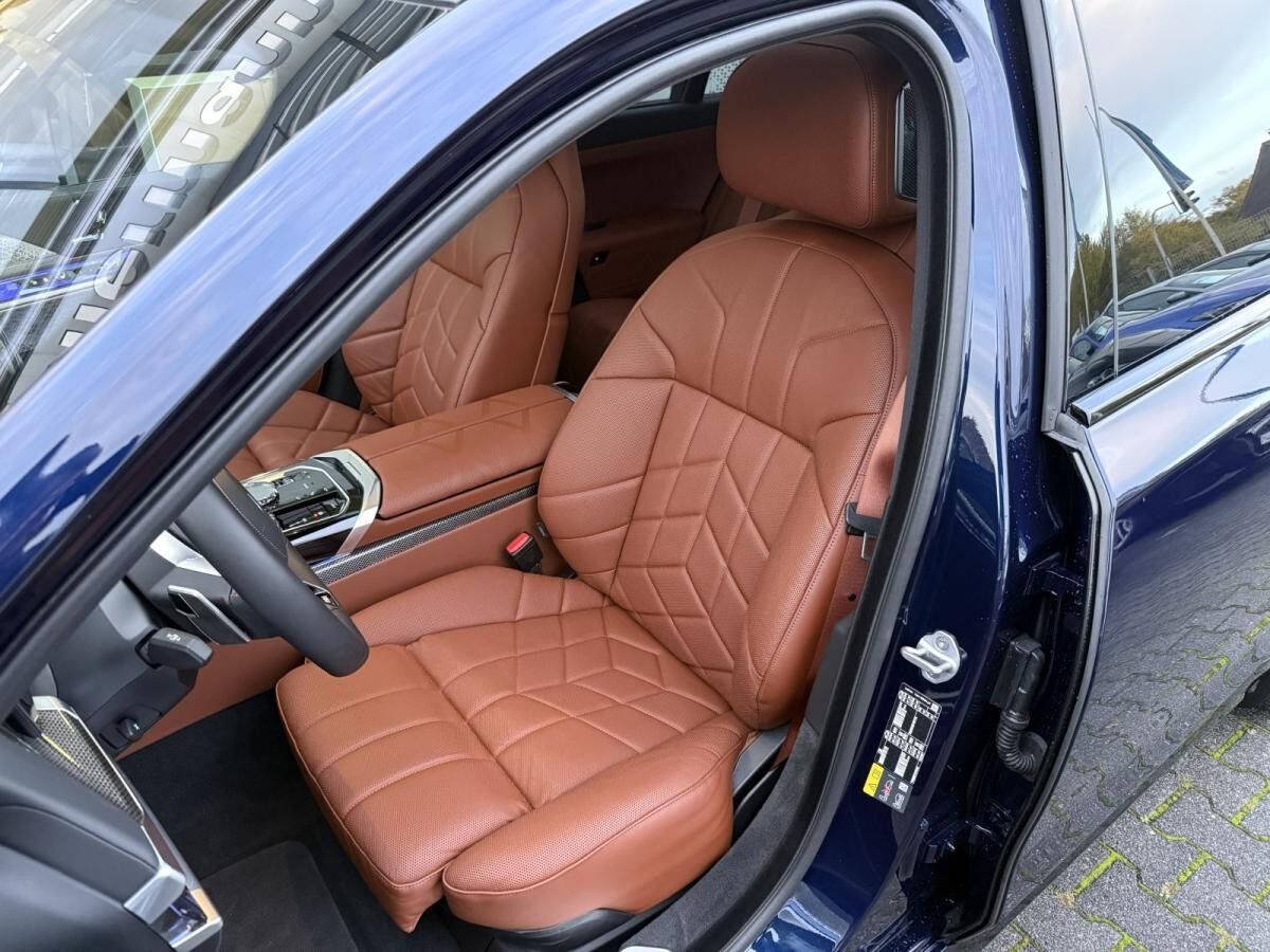 BMW i7 M70 xDrive //Automatiktüren B&W UPE Euro 217.640,- inkl.