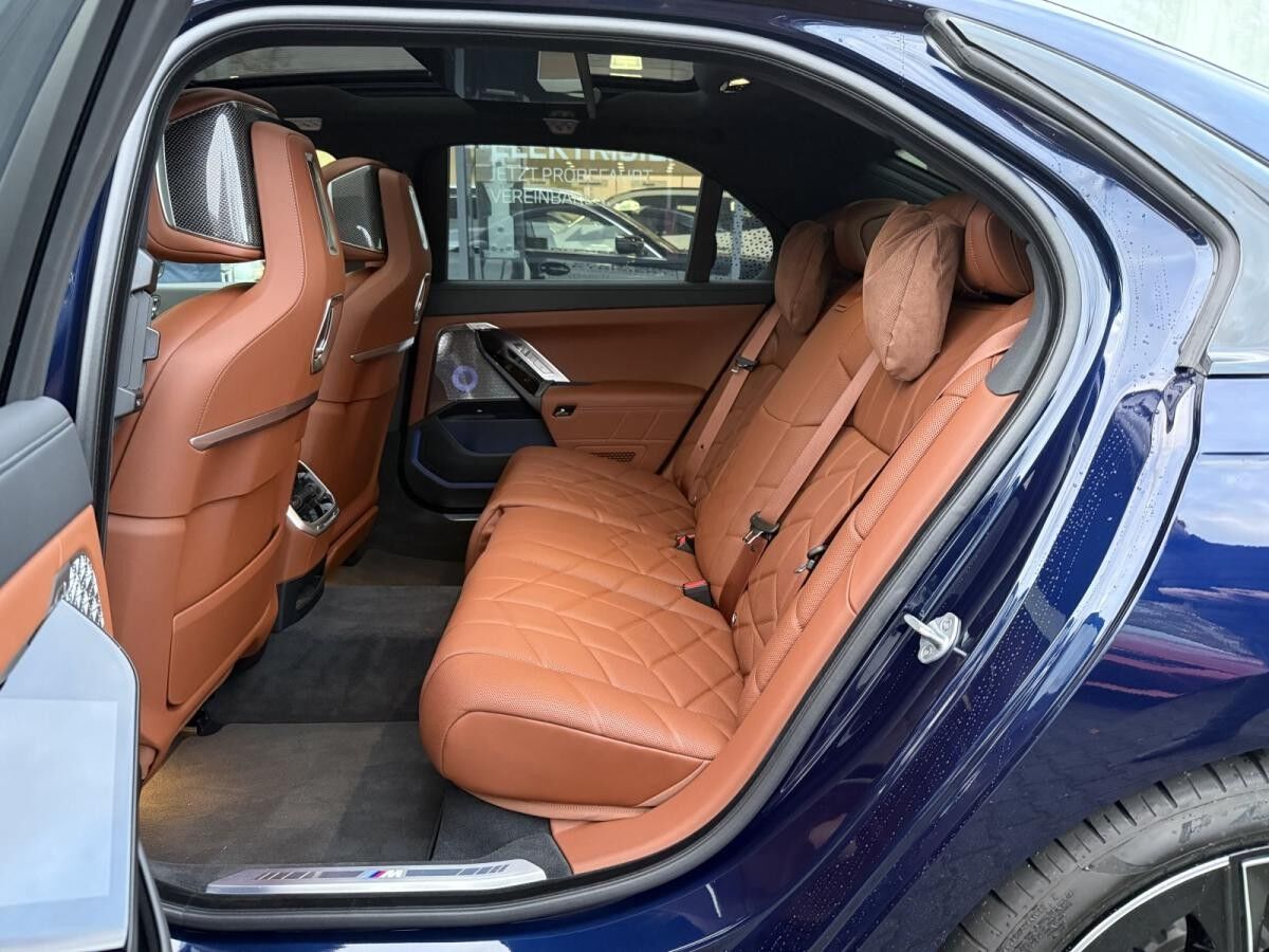 BMW i7 M70 xDrive //Automatiktüren B&W UPE Euro 217.640,- inkl.